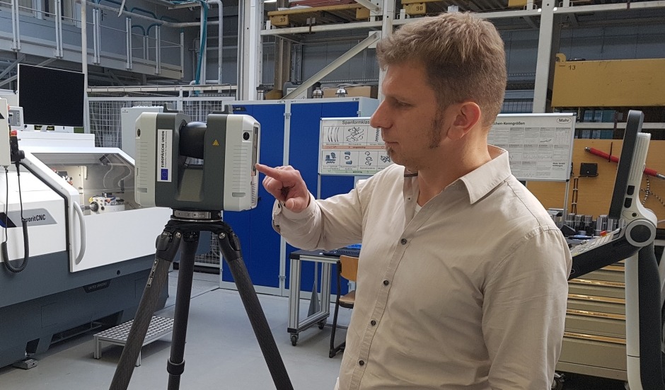 Prof. Dr.-Ing. Roland Larek bedient den 3D-Laserscanner