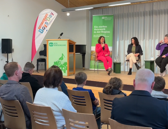 Talkrunde bei der Auftaktveranstaltung des Boys’Day 2025 im SOS Kinderdorf in Grimmen